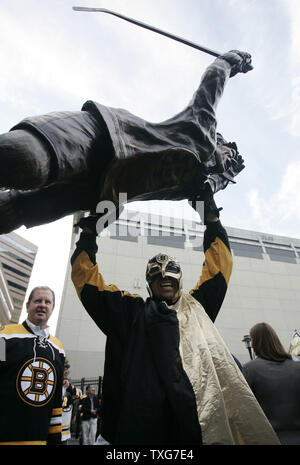 Ein Boston Bruins Ventilator stellt unter einer Statue der Bruins legende Bobby Orr vor Spiel 6 des Stanley Cup Finale zwischen der Bruins und Vancouver Canucks in der TD Garden in Boston, Massachusetts am 13. Juni 2011. UPI/Matthew Healey Stockfoto