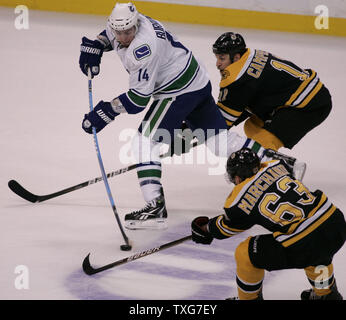 Boston Bruins center Gregory Campbell (11) und Brad Marchand (63) Druck auf die Vancouver Canucks winger nach Alexandre Burrows (14), wie er versucht, einen Schuß in der ersten Periode von Spiel 6 des Stanley Cup Finale bei TD Garden in Boston, Massachusetts am 13. Juni 2011. Die Bruins besiegte die Canucks 5-2. UPI/Matthew Healey Stockfoto