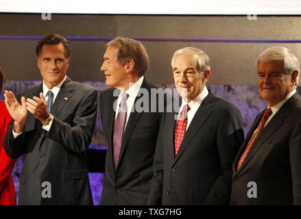 Von links, der republikanische Kandidat für die US-Präsident und ehemaliger Gouverneur von Massachusetts, Mitt Romney, Diskussion moderator Charlie Rose, Präsidentschaftskandidat Texas Vertreter Ron Paul und Kandidat der ehemalige Sprecher des Repräsentantenhauses Newt Gingrich, bis Zeile für ein Foto-op vor Beginn der Bloomberg/Washington Post republikanischen Debatte innerhalb der Spaulding Auditorium am Dartmouth College in Hanover New Hampshire am 11. Oktober 2011. UPI/Matthew Healey Stockfoto