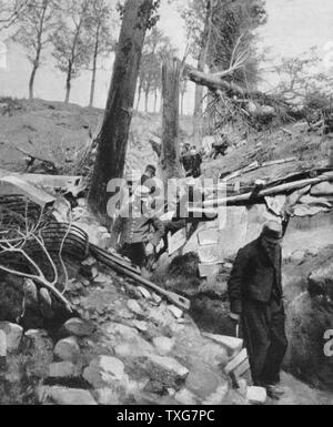 Weltkrieg I: Französische Soldaten die Prüfung eines Grabens durch feindliche Einwirkung beschädigt. Von 'Le Flambeau", Paris, 18. September 1915. Stockfoto