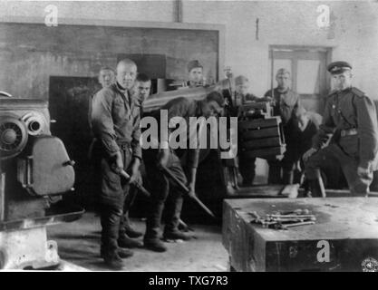 Weltkrieg II: russische Soldaten (UDSSR) Ausrüstung entfernen aus einem mandschurischen Factory Stockfoto