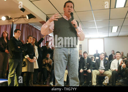 Der republikanische Präsidentschaftskandidat Rick Santourm spricht während ein Town Hall Meeting an der Elche in Salem, New Hampshire, 9. Januar 2012. UPI/Matthew Healey Stockfoto