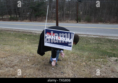 Ein freiwilliger für republikanische Präsidentschaftskandidat Rick Santourm, Orte, Zeichen vor den Elchen in Salem, New Hampshire, bevor der Kandidat ein Town Hall Meeting es auf Januar, 9 2012. UPI/Matthew Healey Stockfoto