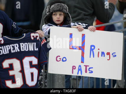 Eine junge New England Patriots fan hält ein Schild vor der AFC Championship Game zwischen den New England Patriots und Baltimore Ravens im Gillette Stadium in Foxboro, Massachusetts am 22. Januar 2012. UPI/Matthew Healey Stockfoto
