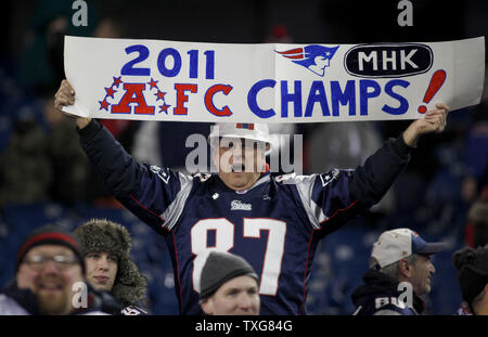 Die New England Patriots fan hält ein Schild Glückwunsch an die Mannschaft nach dem Patrioten besiegten die Baltimore Ravens in der AFC Championship im Gillette Stadium in Foxboro, Massachusetts am 22. Januar 2012. Die Patrioten besiegten die Ravens 23-20. UPI/Matthew Healey Stockfoto