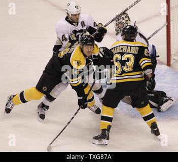 Pittsburgh Penguins defenseman Brooks Orpik (44) Schecks Boston Bruins defenseman Joe Corvo (14), Bruins, Brad Marchand (63) schliesst auf Pinguine Torwart Brent Johnson (1) in der ersten Periode bei TD Garden in Boston, Massachusetts, April 3, 2012. UPI/Matthew Healey Stockfoto