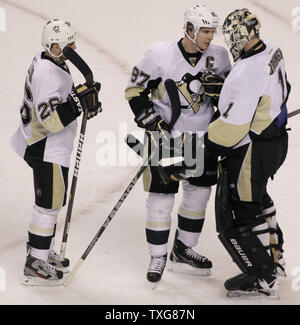 Pittsburgh Penguins vorwärts Sidney Crosby (87) und Steve Sullivan (26) gratulieren Torwart Brent Johnson (1) Nachdem die Pinguine die Boston Bruins 5-3 bei TD Garden in Boston, Massachusetts, April 3, 2012 besiegt. UPI/Matthew Healey Stockfoto