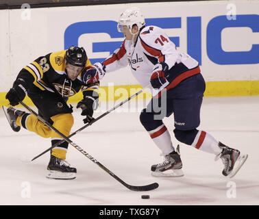 Boston Bruins forward Brad Marchand (63) Skates in Washington Capitals defenseman John Carlson (74) mit dem Puck in der ersten Periode von Spiel eins der NHL Eastern Conference Viertelfinale bei TD Garden in Boston, Massachusetts am 12. April 2012. UPI/Matthew Healey Stockfoto