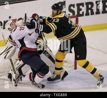 Boston Bruins Verteidiger Zdeno Chara (33) Gegenkontrollen Washington Capitals vorwärts Brooks Laich (21) in der dritten Periode von Spiel eins der NHL Eastern Conference Viertelfinale TD Garden in Boston, Massachusetts am 12. April 2012. Die Bruins gewann in überstunden 1-0. UPI/Matthew Healey Stockfoto