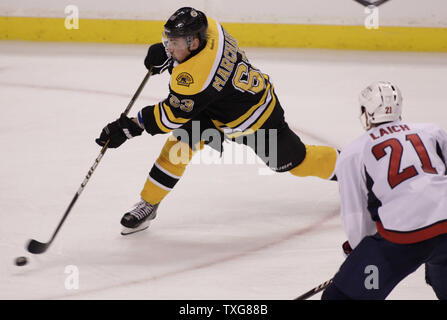 Boston Bruins als vorwärts Brad Marchand (63) feuert einen Schuß wie Washington Capitals Brooks Laich (21) chase gibt in der zweiten Periode von Spiel eins der NHL Eastern Conference Viertelfinale TD Garden in Boston, Massachusetts am 12. April 2012. UPI/Matthew Healey Stockfoto