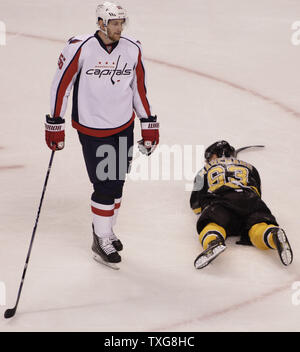 Washington Capitals Verteidiger Jeff Schultz (55) skates Vergangenheit Boston Bruins forward Brad Marchand (63) Ihm nach Auslösung in der ersten Periode von Spiel 7 der NHL Eastern Conference Viertelfinale bei TD Garden in Boston, Massachusetts am 25. April 2012. Schultz war für Abschaltung Marchand bestraft. UPI/Matthew Healey Stockfoto