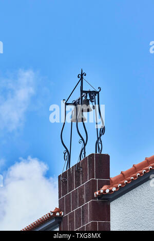 Glocken auf der Santana Rathaus, Santana, Madeira, Portugal, Europäische Union Stockfoto