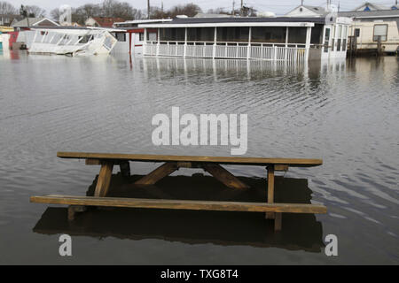 Ein Picknick Tisch ruht in der Mitte unter Hochwasser an den Rand eines überfluteten trailer park in Matunuck Beach in South Kingstown, Rhode Island am 30. Oktober 2012. Das Gebiet war eines der am stärksten von der Sturmflut vom Hurrikan Sandstrand. UPI/Matthew Healey Stockfoto