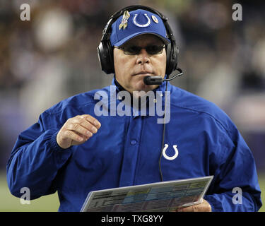 Indianapolis Colts Zwischenzeitskopfreisebus Bruce Arianer geht den Nebenerwerb im zweiten Viertel gegen die New England Patriots im Gillette Stadium in Foxboro, Massachusetts am 18. November 2012. Die Patrioten besiegten die Colts 59-24. UPI/Matthew Healey Stockfoto