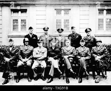 Ältere amerikanische Offiziere während des Zweiten Weltkrieges. Sitzend von Links nach Rechts: Generälen William H. Simpson, George S. Patton, Carl A. Spaatz, Dwight D. Eisenhower, Omar Bradley, Courtney H. Hodges, und Leonard T. Gerow Stockfoto