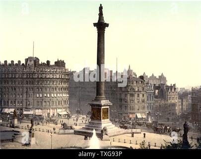 Trafalgar Square gesehen von der National Gallery, London's Nelson Spalte in der Mitte mit Edwin Landseer's Löwen bewacht die Sockel Stockfoto