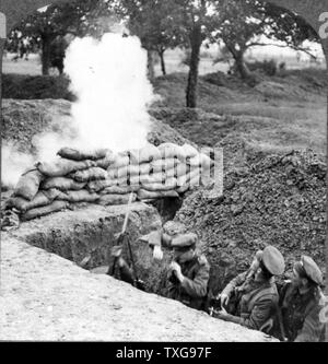 Weltkrieg I: Drei britische Soldaten im Schützengraben unter Feuer Stockfoto