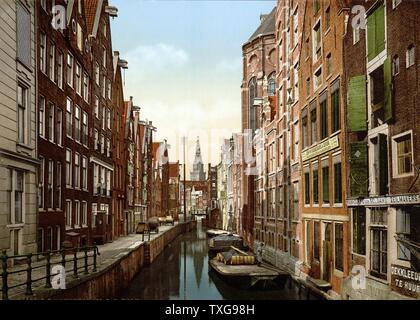 Oude Zÿds, der Kolk, Amsterdam - Holland Blick auf den Kanal im alten jüdischen Viertel, mit flachen Stocherkähne oder Lastkähne auf dem Wasser Stockfoto