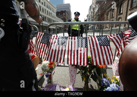 Boston Polizisten stehen Wache am Eingang der Boylston Street in Boston, Massachusetts am 16. April 2013. Sicherheit ist immer noch hoch in der Stadt nach zwei Bomben in der Nähe der Ziellinie der Boston Marathon Montag Nachmittag töten 3 gezündet und 150 verletzt wurden. UPI/Matthew Healey Stockfoto