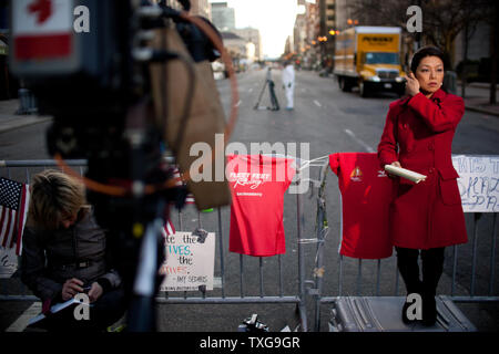 Ein fernsehreporter passt Ihr Haar, bevor Sie vor einen provisorischen Denkmal für Montag Boston Marathon Bombenanschlag auf der Boylston Street in Boston, Massachusetts am 17. April 2013. Am Montag, zwei Bomben detoniert in der Nähe der Ziellinie der Boston Marathon töten 3 und über 140 wurden verletzt. UPI/Matthew Healey Stockfoto