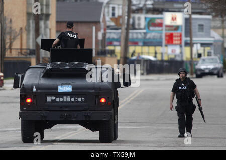 Ein SWAT-Team genehmigt Bigelow Avenue während einer Grossfahndung für einen der beiden Boston Marathon Bombardierung Verdächtigen am 19. April 2013. Montag Boston Marathon Bombardierung links drei Tote und über 170 Verletzte. UPI/Matthew Healey Stockfoto