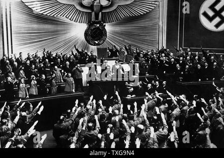 Adolf Hitler eine Ovation im Reichstag nach Ankündigung der friedlichen Übernahme von Österreich. Berlin, März 1938 Stockfoto