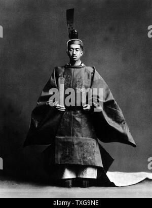 Hirohito, 124 Kaiser von Japan während seiner Krönungszeremonie in die Gewänder der Shinto Hohepriester, die Religion des Staates gekleidet. Stockfoto