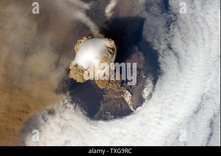 Ausbruch von Vulkan Sarychev Peak, Kuril Inseln (Nord-östlichen Japan), 12. Juni 2009 Die weiße Substanz an der Seite des Vulkans ist pyroklastische Strom von der Internationalen Raumstation gesehen - die NASA Stockfoto