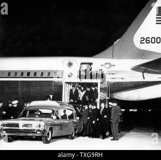 Flugzeugen, die den Körper von John Fitzgerald Kennedy (Mai 29, 1917 - November 22, 1963), 35. Präsident der Vereinigten Staaten, von 1961 bis zu seiner Ermordung im Jahr 1963 dienen. Stockfoto
