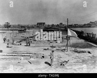 Weltkrieg II. Website der Masse Brennen von 250 polnische und französische Zwangsarbeiter im NS-Camp in der Nähe von Leipzig, Deutschland, am 19. April 1945, am Tag vor der Stadt wurde von 69Th Inf erfasst. Div. Us-Armee. Stockfoto