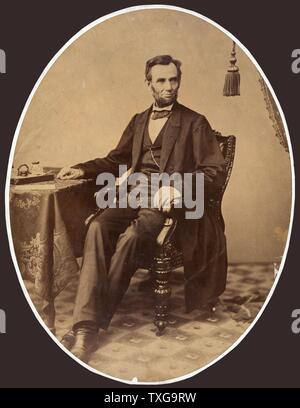 Präsident Abraham Lincoln (1809-1865) im Jahr 1863, wenig mehr als eine Woche bevor er die Gettysburg Address gab. In voller Länge ovale Portrait - Lincoln mit seinen rechten Arm ruht auf dem Tisch sitzt, mit Blick leicht nach rechts. Stockfoto