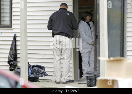 Bundesforscher suche die Wohnung von Dias und Azamat Kadyrbayev Tazhayako in New Bedford, Massachusetts am 19. April 2013. Die zwei wurden wegen ihrer vermutlichen Beteiligung mit Boston Marathon bombardierungverdächtiger Dschochar Tsarnaev verhaftet. UPI/Matthew Healey Stockfoto