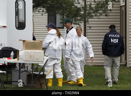 Bundesforscher suche die Wohnung von Dias und Azamat Kadyrbayev Tazhayako (aus Kamera links) in New Bedford, Massachusetts am 19. April 2013. Die zwei wurden wegen ihrer vermutlichen Beteiligung mit Boston Marathon bombardierungverdächtiger Dschochar Tsarnaev verhaftet. UPI/Matthew Healey Stockfoto