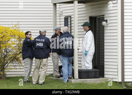 Bundesforscher suche die Wohnung von Dias und Azamat Kadyrbayev Tazhayako in New Bedford, Massachusetts am 19. April 2013. Die zwei wurden wegen ihrer vermutlichen Beteiligung mit Boston Marathon bombardierungverdächtiger Dschochar Tsarnaev verhaftet. UPI/Matthew Healey Stockfoto