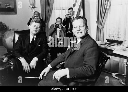 John Fitzgerald Kennedy, 35. Präsident der Vereinigten Staaten und diente von 1961 bis zu seiner Ermordung im Jahre 1963. Treffen mit der Berliner Bürgermeister Willy Brandt. Stockfoto