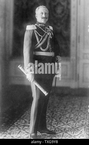 Wilhelm II., Deutscher Kaiser (Kaiser) von 1888 bis 1918. Drei Viertel portrait stehend in Uniform nach vorne, halten Sie in einem Feld Marschallstab Stockfoto