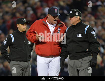 Boston Red Sox Manager John Farrell (L) argumentiert mit der Schiedsrichter nach Dustin Pedroia heraus auf einem feldspielerwahl an der zweiten Unterseite im ersten Inning von Spiel eins der World Series gegen die St. Louis Cardinals am Fenway Park in Boston am 23. Oktober 2013 genannt wurde. Der Anruf wurde storniert. UPI/Kevin Dietsch Stockfoto