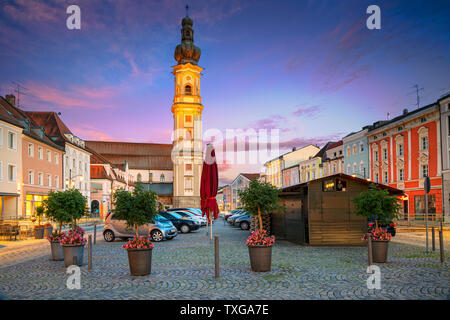 Deggendorf, Deutschland. Stadtbild von Deggendorf, Deutschland bei Sonnenuntergang. Stockfoto