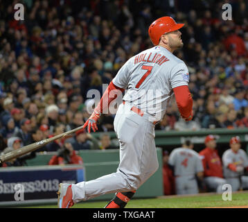 St. Louis Cardinals Matt Holliday Uhren sein Triple aus Boston Red Sox Krug John Lackey im vierten Inning von Spiel 2 der World Series am Fenway Park in Boston am 24. Oktober 2013. UPI/Kevin Dietsch Stockfoto