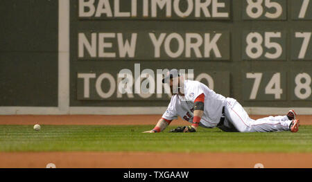 Boston Red Sox LF Jonny Gomes Tauchgänge und blockiert einen Treffer von St. Louis Cardinals Carlos Beltran im ersten Inning von Spiel 2 der World Series am Fenway Park in Boston am 24. Oktober 2013. Beltran bekam ein Doppelzimmer auf der Hit. UPI/Kevin Dietsch Stockfoto