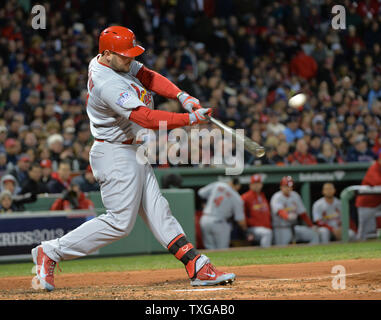 St. Louis Cardinals Matt Holliday blasts eine Dreiergruppe aus Boston Red Sox Krug John Lackey im vierten Inning von Spiel 2 der World Series am Fenway Park in Boston am 24. Oktober 2013. UPI/Kevin Dietsch Stockfoto