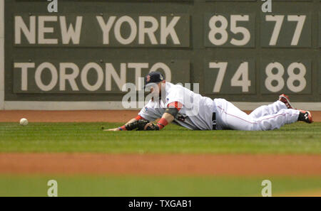 Boston Red Sox LF Jonny Gomes Tauchgänge und blockiert einen Treffer von St. Louis Cardinals Carlos Beltran im ersten Inning von Spiel 2 der World Series am Fenway Park in Boston am 24. Oktober 2013. Beltran bekam ein Doppelzimmer auf der Hit. UPI/Kevin Dietsch Stockfoto