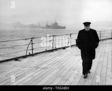 Weltkrieg (Zweiter Weltkrieg): Winston Spencer Churchill (1874-1965), britischer Staatsmann, in Mantel und Hut und Zigarre, allein auf dem Deck der HMS Prince of Wales' während der atlantischen Konferenz 1941. Stockfoto