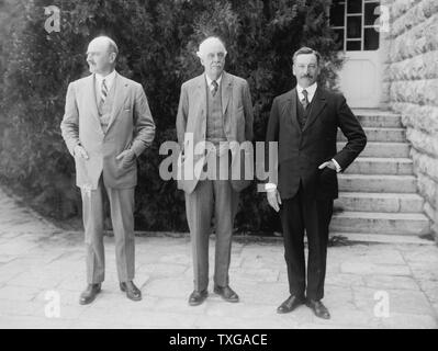 Lord Balfour Besuch an der Hebräischen Universität von Jerusalem, Palästina 1925. Arthur James Balfour, britischer Staatsmann, Herbert Samuel, britischer Politiker und Diplomat, und General Allenby. Stockfoto