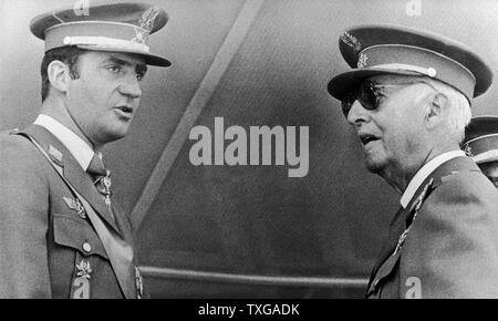 General Francisco Franco mit seinem Thronfolger Prinz (später König) Juan Carlos bei einer militärischen Zeremonie in Madrid im Jahr 1972 Stockfoto