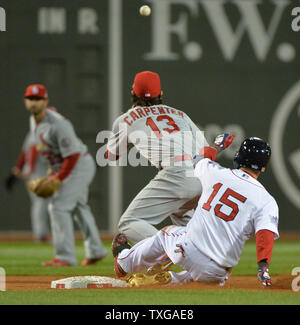 Boston Red Sox Dustin Pedroia Folien in die zweite mit einem Doppelbett als St. Louis Cardinals2B Matt Carpenter nimmt die im vierten Inning von Spiel 2 der World Series werfen am Fenway Park in Boston am 24. Oktober 2013. UPI/Kevin Dietsch Stockfoto