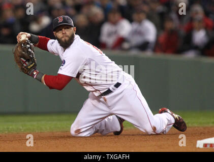 Boston Red Sox2B Dustin Pedroia kommt auf die Knie nach dem snaring eine niedrige Liner durch St. Louis Cardinals Matt Adams im vierten Inning von Spiel 2 der World Series am Fenway Park in Boston am 24. Oktober 2013 zu werfen. UPI/Matthew Healey Stockfoto