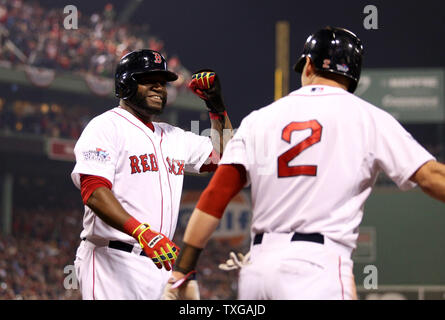 Boston Red Sox David Ortiz (L) und Jacoby Ellsbury feiern, nachdem sie und Jonny Gomes auf Shane Victorino RBI double im dritten Inning von Spiel 6 der World Series World Series gegen die St. Louis Cardinals am Fenway Park in Boston am 24. Oktober 2013 zählte. Die Red Sox besiegt die Kardinäle 6-1 der World Series 4-2 zu gewinnen. UPI/Matthew Healey. Stockfoto