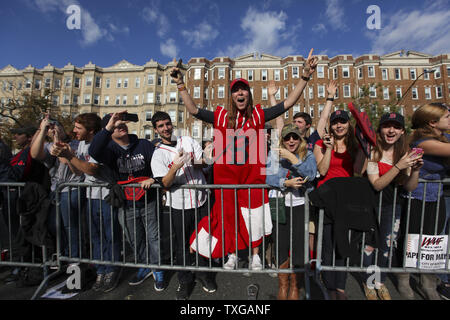 Fans jubeln für die Boston Red Sox während eines Rolling rally Parade für die 2013 World Series Champions in Boston onNovember 2. UPI/Matthew Healey Stockfoto