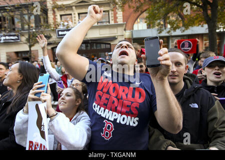 Fans jubeln für die Boston Red Sox während eines Rolling rally Parade für die 2013 World Series Champions in Boston am 2. November 2013. UPI/Matthew Healey Stockfoto